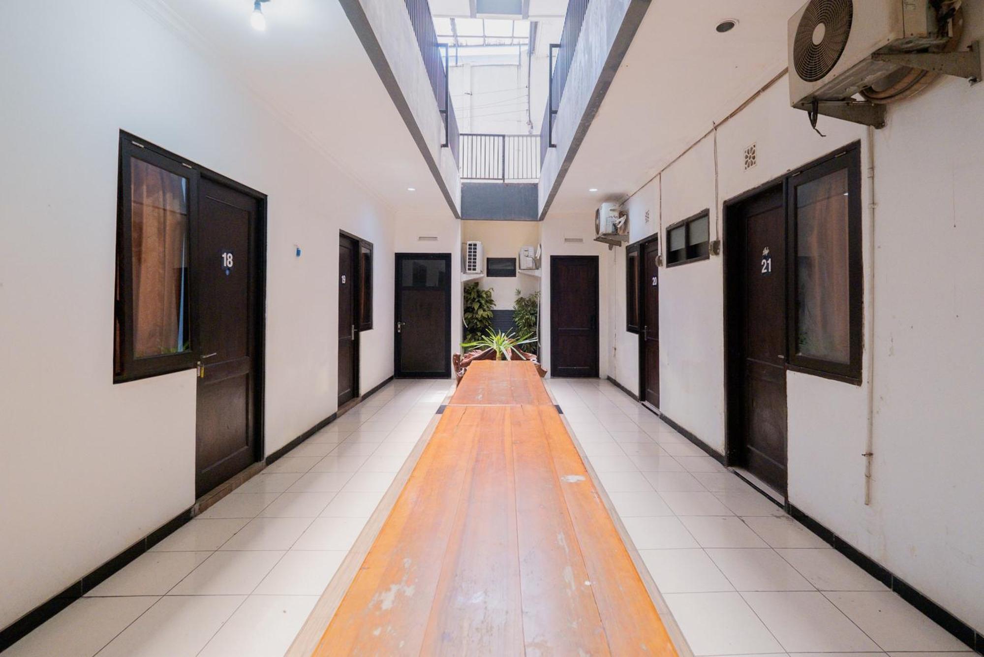 Hotel Reddoorz At Nginden Sorabaya Extérieur photo