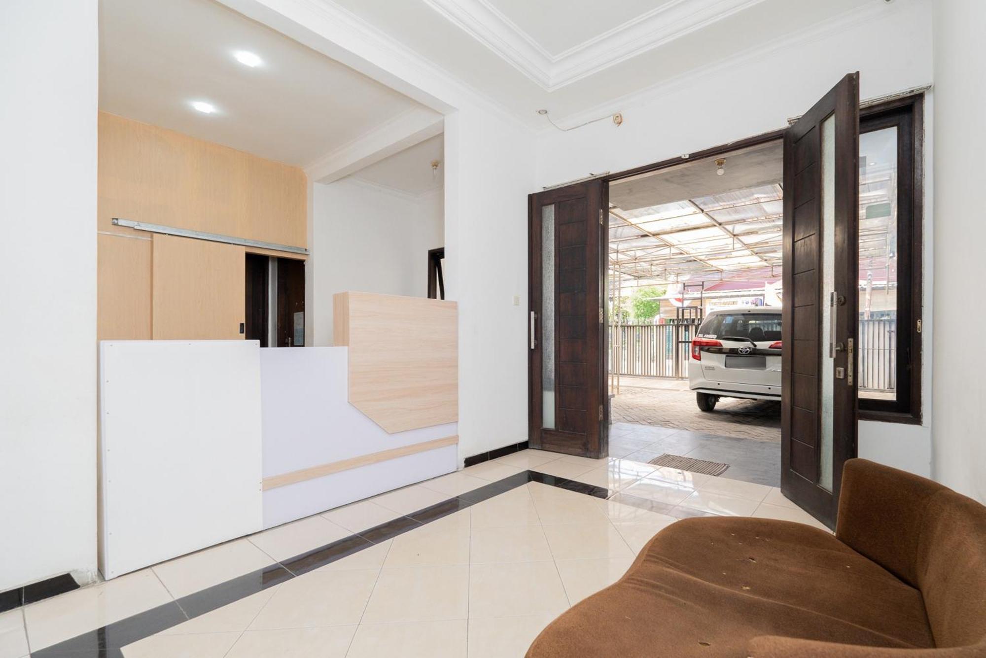 Hotel Reddoorz At Nginden Sorabaya Extérieur photo