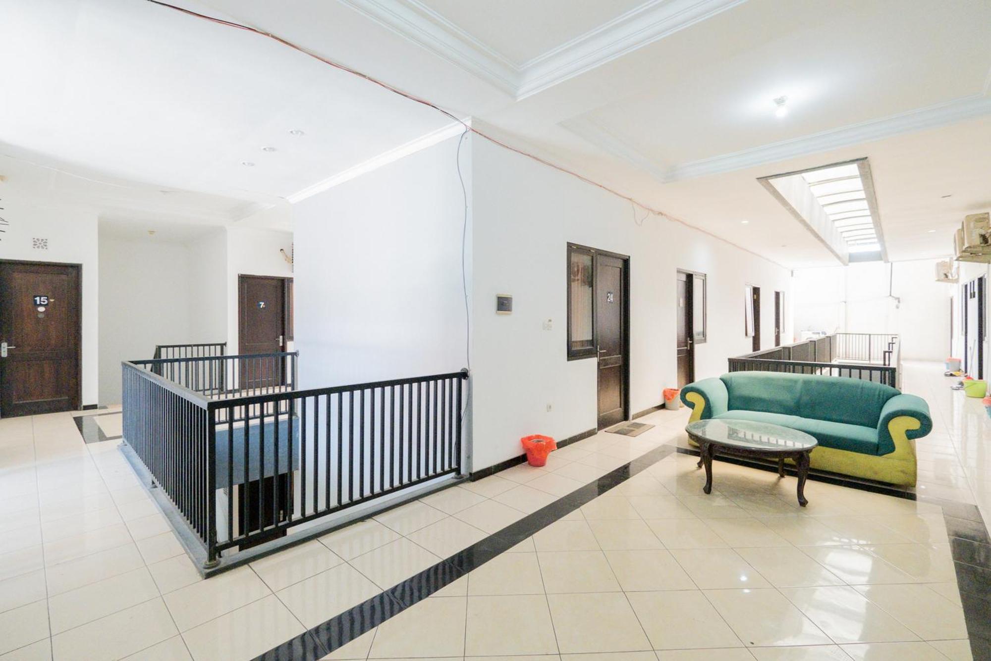 Hotel Reddoorz At Nginden Sorabaya Extérieur photo