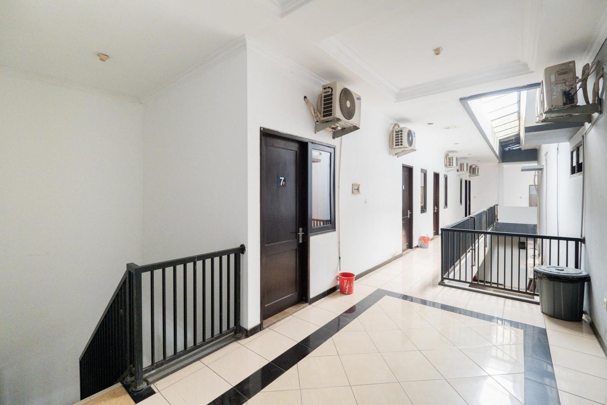 Hotel Reddoorz At Nginden Sorabaya Extérieur photo