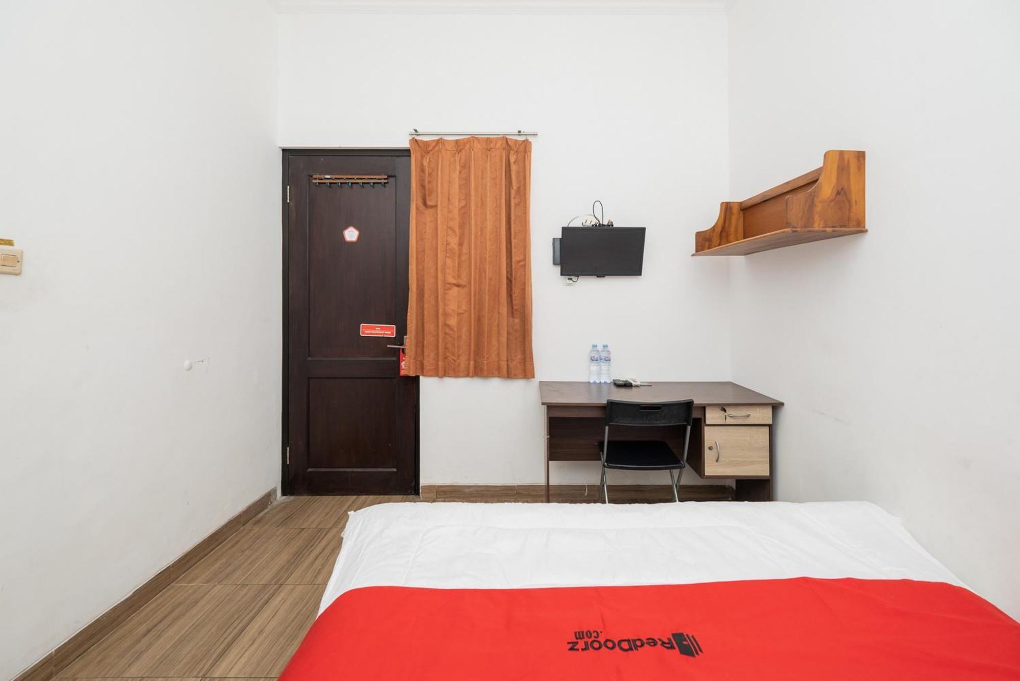 Hotel Reddoorz At Nginden Sorabaya Extérieur photo