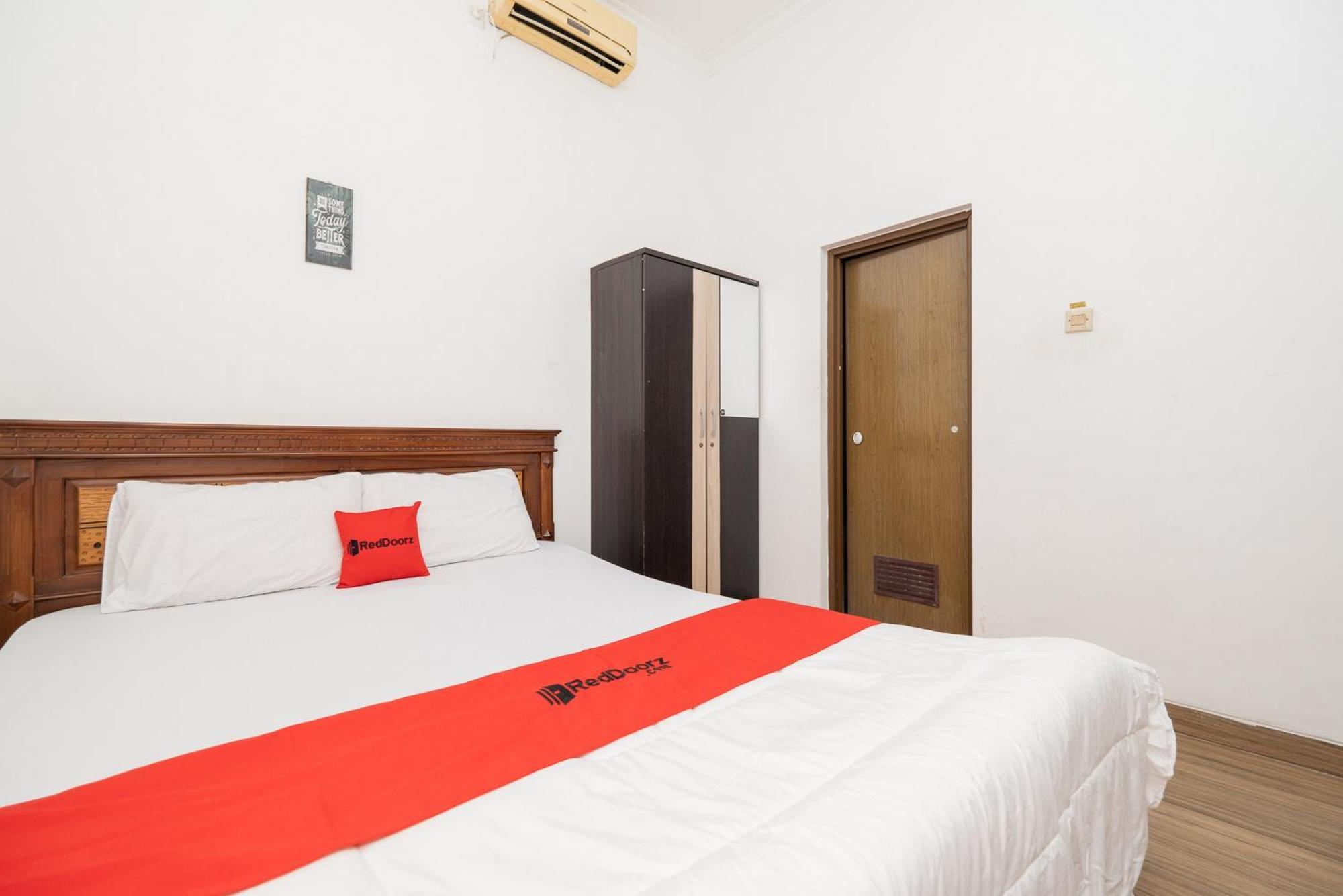 Hotel Reddoorz At Nginden Sorabaya Extérieur photo